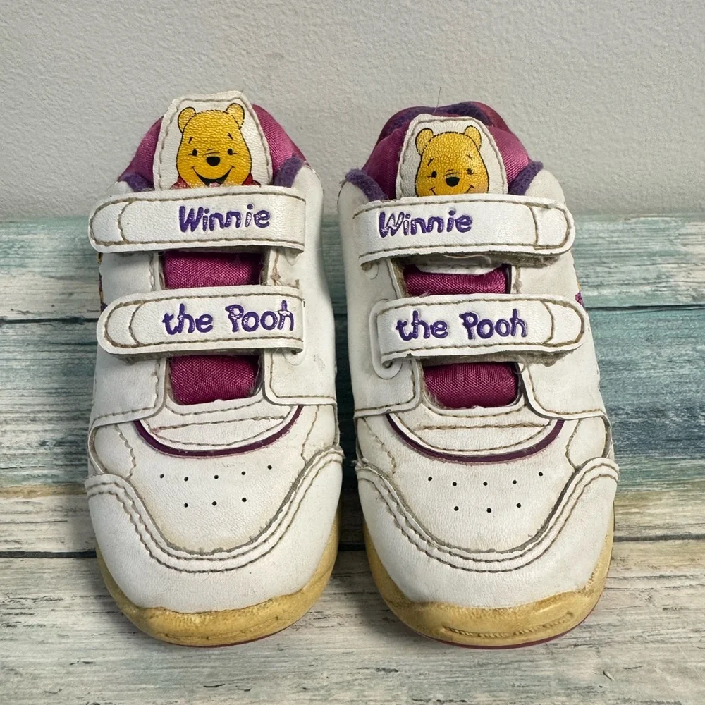 Vintage Winnie the Pooh Light Up Toddler Sneakers Size 6 Disney working‎ lights!